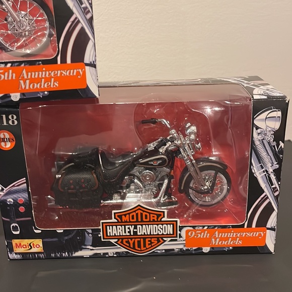 Harley Davidson Maisto Diecast 95th Anniversary Models Collectible Bikes 1:18 - Picture 4 of 14